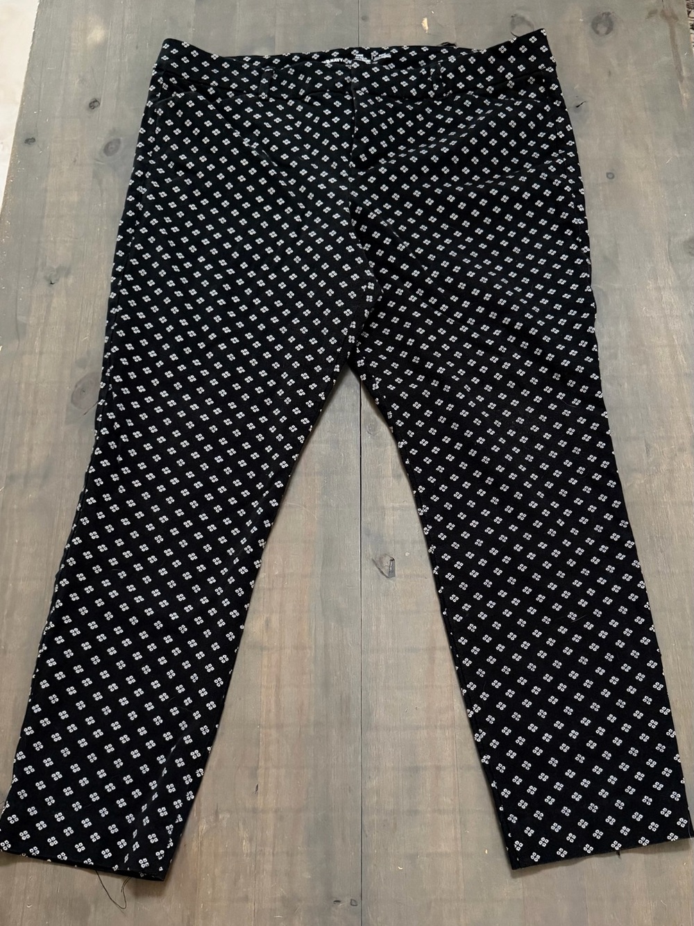 Old Navy Pixie Pants Black with White Diamond Print